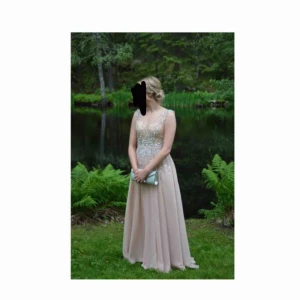  - Säljer min balklänning ifrån Dressroom Linné i storlek 34. Jag är 170cm lång. Och längden är perfekt. Klänningen ny kostar 4000kr. Klänningen är använd några timmar. Priset kan diskuteras. 