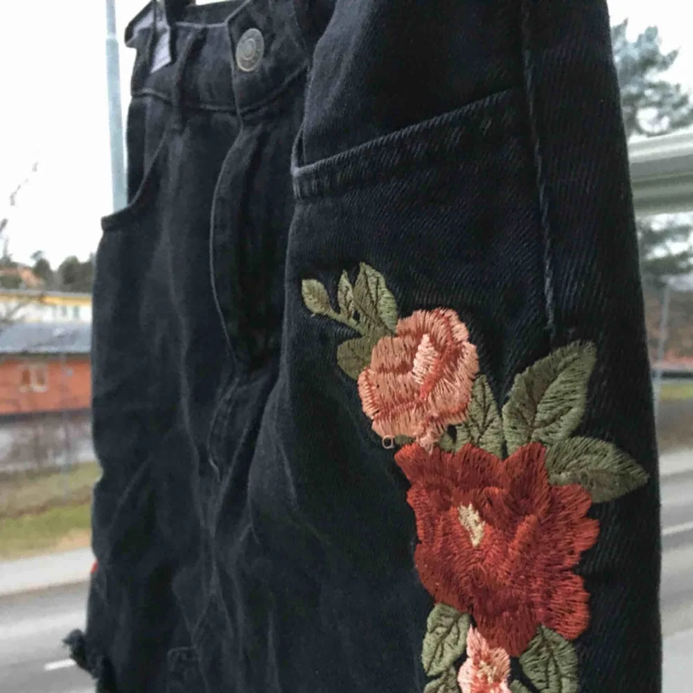 Skitsnygg jeanskjol med broderade blommor! Inte använd då den är för stor för mig. Skriv för mer bilder eller frågor :) . Kjolar.