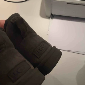  - Säljer ett par gråa uggs i storlek 37. Bra skick. Köpta på Mathilde i Stockholm men har tyvärr inte kvitto och kartong kvar. 