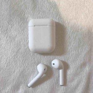 - INTE ÄKTA AIRPODS!!!!!  Hörlurar endast testade, funkar utmärkt, kopplas ihop med mobil dator ect. via bluetooth. 