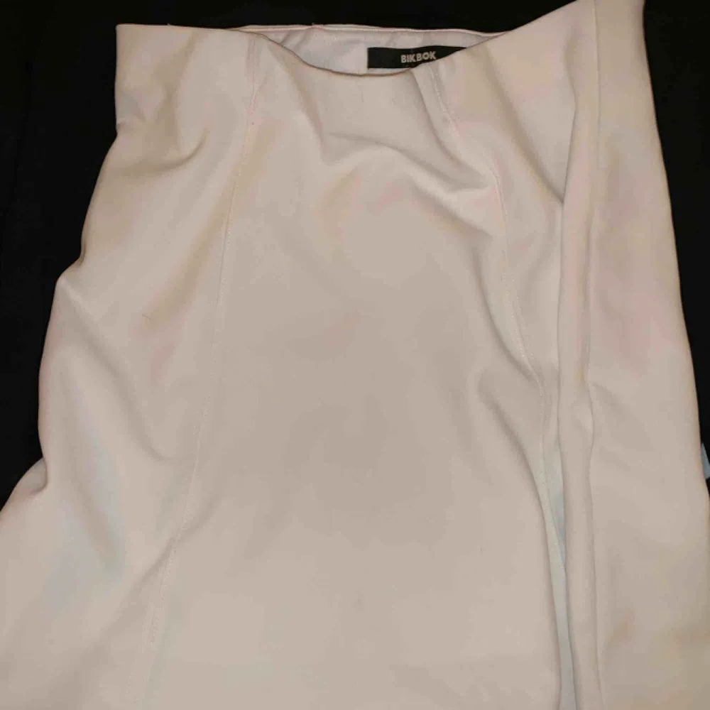 Midjekjol i storlek S från BikBok, passar perfekt till en kort topp eller oversized hoodie! Säljer för 20kr. Köparen betalar frakt :). Kjolar.