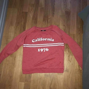  - Säljer min fina tröja från Bik Bok, den är mycket använd men fortfarande väldigt fint skick! Priset kan sänkas vid snabb affär :) 