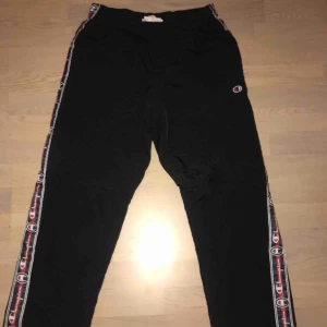  - Jättesnygga trackpants med Champion-strupe längs sidan av benet