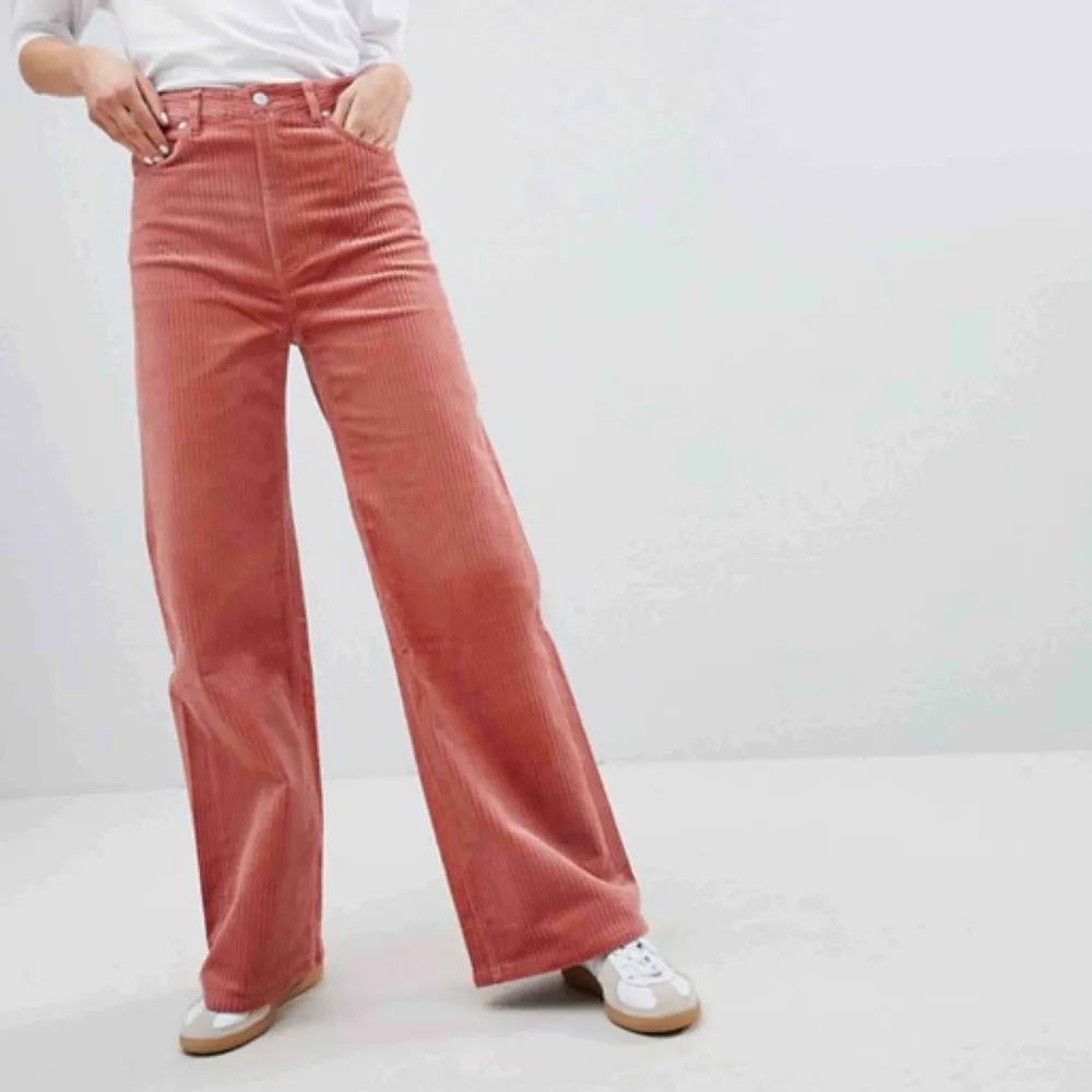 Ett par Ace corduroy trousers i bra skick från  Weekday🍄 Byxorna är i en fin rosa färg som inte längre finns att köpa i butik!  Nypris: 600kr. Jeans & Byxor.