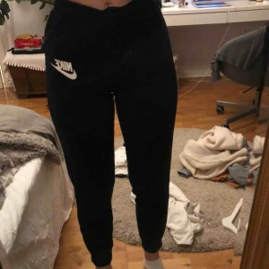  - Mjukisbyxor från Nike, lagom långa på mig som är 1,68