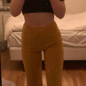  - superfina och sköna gula byxor ifrån river island. St 36 men passar även mig som har 36-38 då dem är superstretchiga💕 Kan gärna skicka bättre bilder på färgen💕