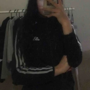  - Jätte fin adidas kofta, köpt för 299kr men säljer för 100kr för arr den ej kommer till användning😊