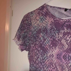  - Cool tunnare tröja i orm tryck