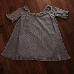  - Vintage dress with flowers decoration around collar. One size fits all.
In the very good condition.