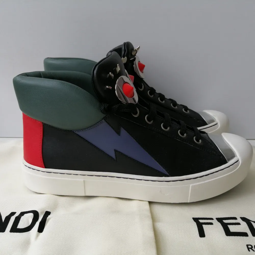 Fendi Women sneakers, excellent condition, small defect in one shoe, dustbag, size 36, insole 23.5cm, Leather, write me for more info, RRP 600.00€. Skor.