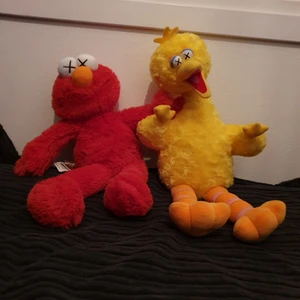  - 2 Kaws X Uniqlo gosse djur från sesame street, sällsynta och mycket efterfrågade inom "hype" kulturen  Helt nya med tags