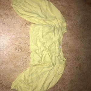  - Blus med puffiga armar och supersöta knappar! 🌞