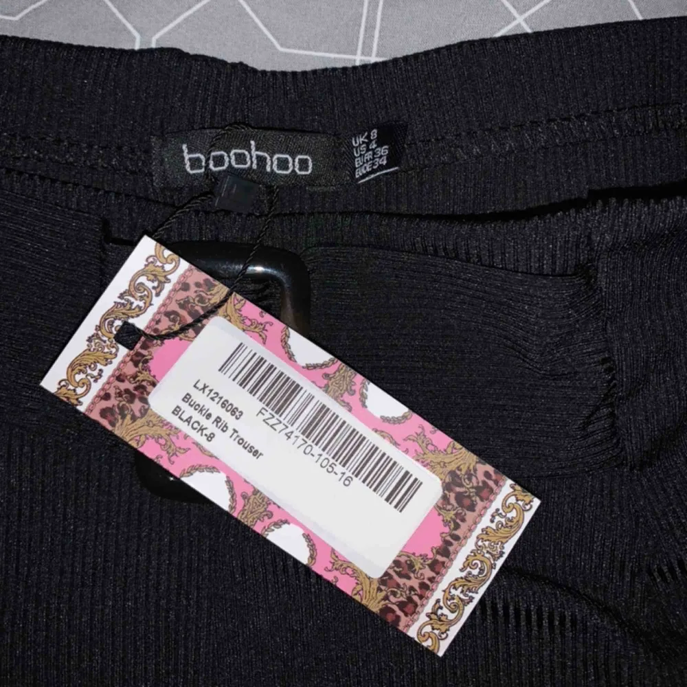 Säljer ett par nyinköpta svarta byxor från boohoo i storlek S. Köptes för 165:-, väldigt fina men var tyvärr för stora för mig.   120 kr + frakt . Jeans & Byxor.