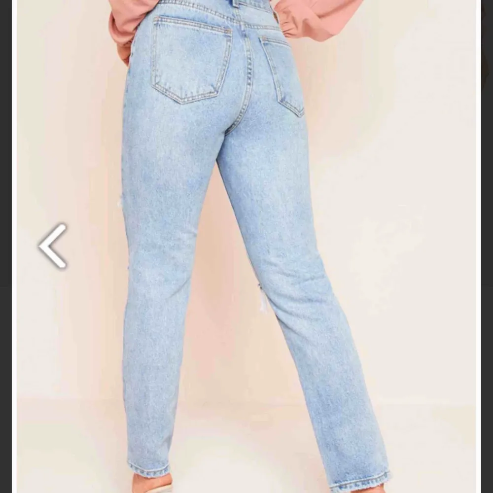 Snygga slitna jeans från missy empire!! Helt oanvända pga är för stora för mig! Frakt tillkommer. Jeans & Byxor.