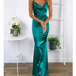  - Balklänning från Stelly Clothing. Jag är vanligt vis S/M (10) och den sitter perfekt.  Den är lite stretch så den sitter bra på, oanvänd med prislapp kvar. Pris kan diskuteras vid snabb affär👍🏽