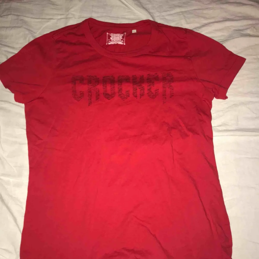 Röd t-shirt från crocker storlek S . T-shirts.