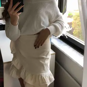 denna ursnygga manchester kjol från Bikbok säljer jag! Den är i krämvit och är verkligen sjukt snygg till en vit topp till! Köparen står för frakten annars kan jag mötas upp i Stockholm!💕🌈