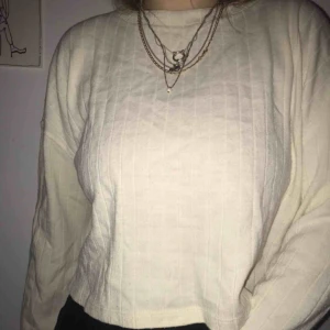  - En stickad lite oversized tröja i off-white från Zara. Lite kortare modell💜 Frakt: 90kr