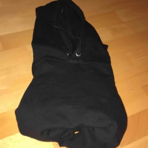  - Svart croppad hoodie med coola märken på armarna 🌸