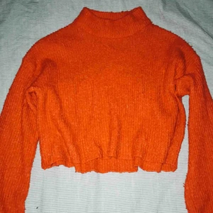  - Superfin stickad tröja från H&M! Tröjan är röd och i superbra skick.