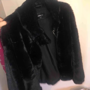 Jacka - Använd 1 gång, nya hål gjorda inne i jackan längst ner, inget som stör funktionen! 