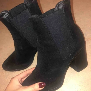  - Riktigt snygga vardagsklackar 7 cm klack. Använda Max 3 ggr. Köpta på Zalando.  