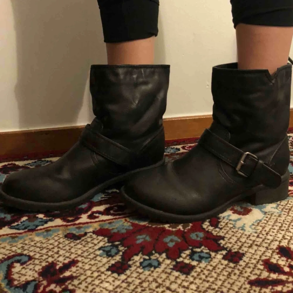 Svarta boots i storlek 38 med silverdetaljer i okej skick, använda några gånger, har även fodring på insidan och en liten klack på 4 cm. Möts upp i Stockholm och Uppsala, annars tillkommer frakt . Skor.