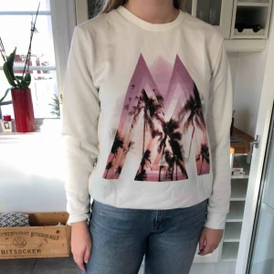  - Sweatshirt från carlings i storlek L men skulle mer säga att den sitter som en storlek M. Köparen står för frakt🥰