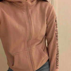  - Rosa peak performance hoodie i Stl XS  Frakten kostar 30kr och ingår inte i priset 