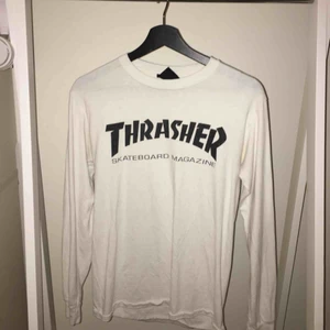  - Vit thrasher långärmad. Har en fläck från brun utan sol, därav det billiga priset! 