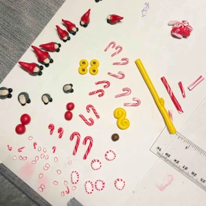  - Work in progress... Snart kommer jag fylla upp min lilla plick-butik med gulliga handgjorda örhängen och nyckelringar. Börjar med en liten jul-edition, stay tuned!❤️