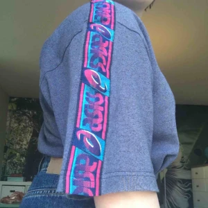  - Cool t-shirt från Asics köpt second hand🥰. Croppad till en vanlig t-shirt längd storlek S. Frakt (36kr) betalas av köparen, annars möts vi up i Lund.