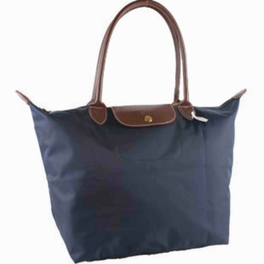 Klassisk Longchamp väska i normalstorlek. Säljes på grund av inte kommit till användning. Nypris 700kr. Väskor.