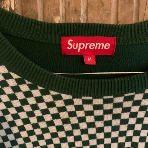  - En grön & vit rutig Supreme tröja, använd ett par gånger, hel och fin i kvaliten! 