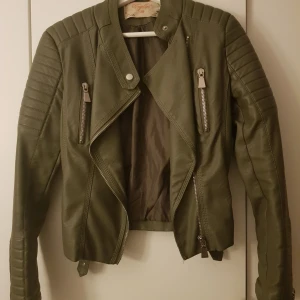  - Jacka i konstläder