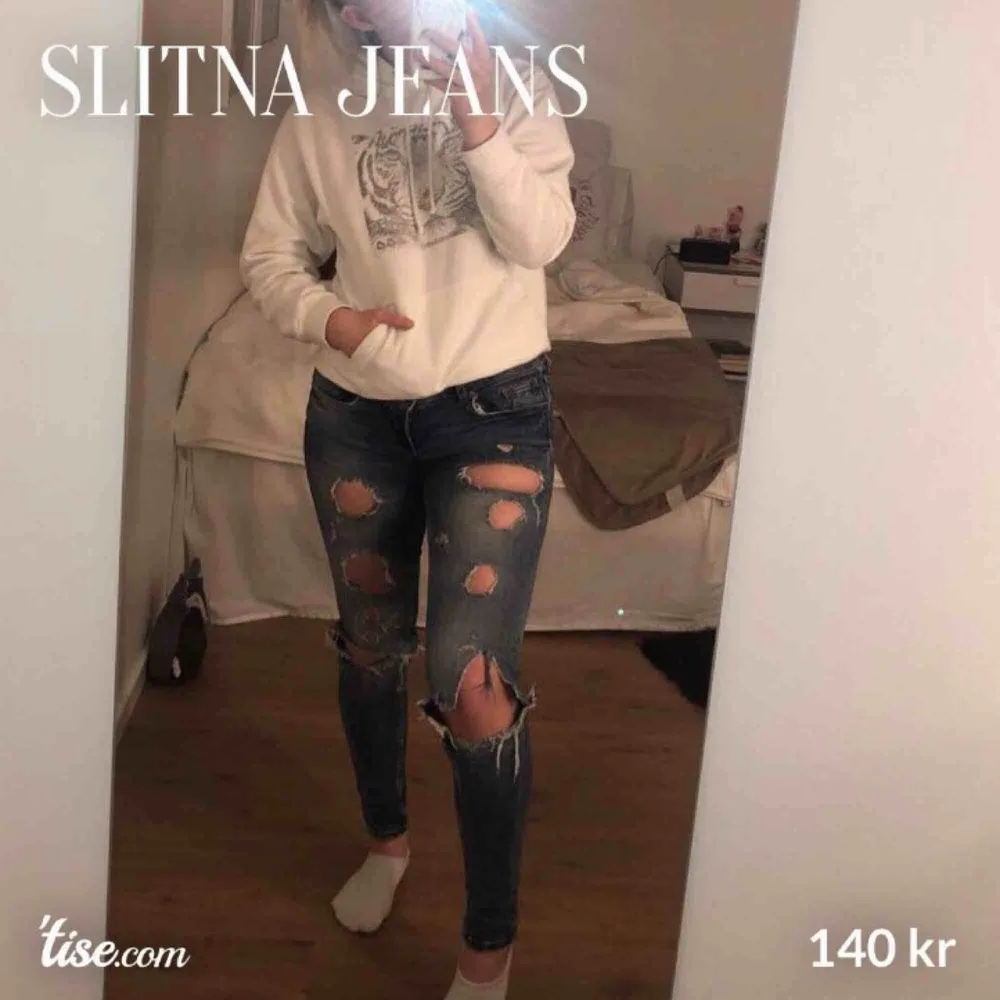 Säljer ett par slitna supersnygga jeans i storlek: 36 Chatta för mer info!. Jeans & Byxor.