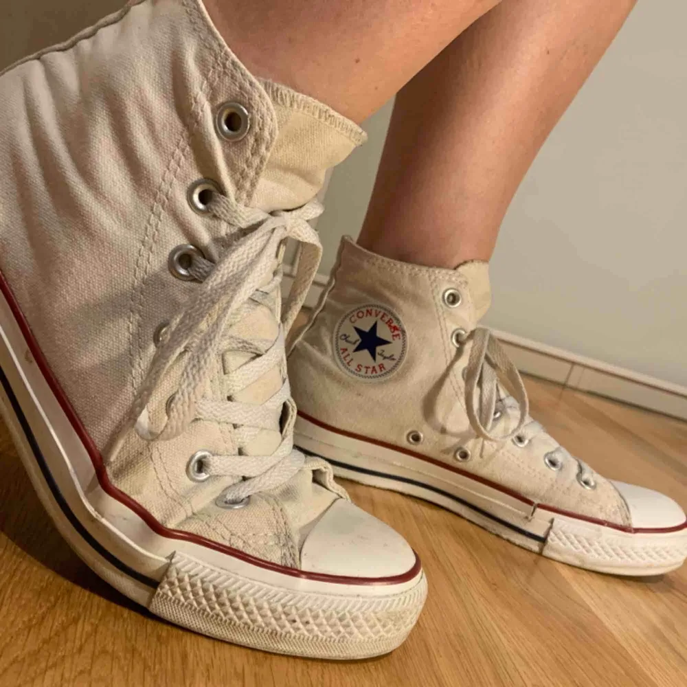 Ett par vita converse i storlek 39 (innermått 24,5) Köpta secondhand men inte använda pga fel storlek. Bra skick då inget är trasigt men det syns att de används några gånger. Köparen står för frakt annars går det att mötas i Stockholm:)). Skor.