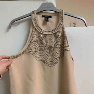  - Väldigt fin topp i snyggt material och fina detaljer, enkel och snygg till fest. 