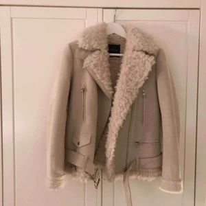 Jacka  - Säljer min fina beiga bikerjacka från Zara då den tyvärr är för liten för mig! Mycket fint skick, storlek xs. Kan mötas upp i Lund, annars står köparen för frakten! Hör av er om ni vill se fler bilder!🥰  Vid snabbt köp kan priset diskuteras! 