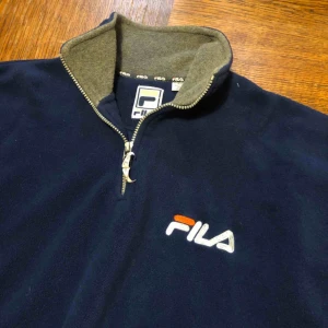  - Äldre tjocktröja från Fila. Fleece linknande material. Kan hämtas i Uppsala eller skickas mot fraktkostnad 