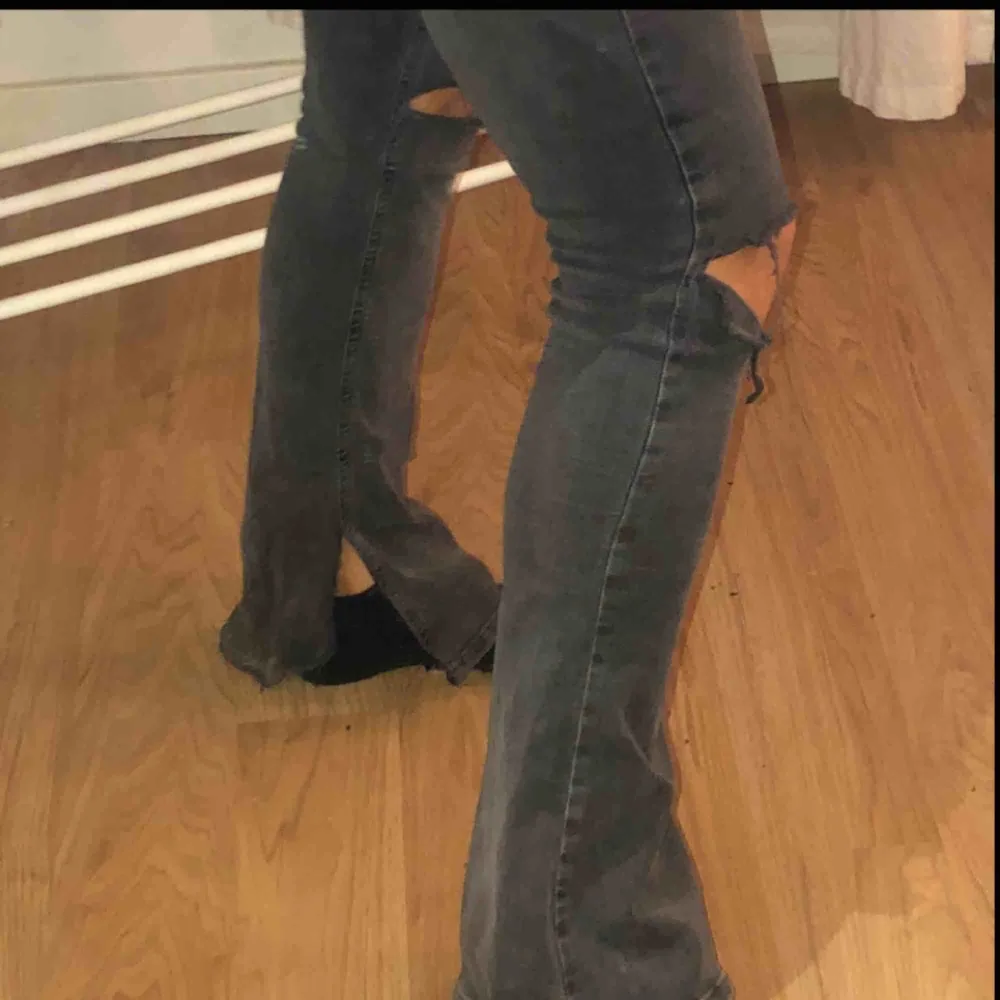 Jätte fina gråa jeans med slits, det står storlek M men  passar mig som har XS/S i vanliga fall🙏🏻. Jeans & Byxor.