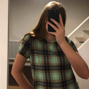  - jättefin t-shirt från Monki i storlek S. köpt för 200kr. sällan använd säljer för det är inte riktigt min stil. kan mötas upp i göteborg eller frakta
