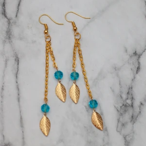  - Fina örhängen med glaspärlor och löv. Nickelfria. Obs! De är inte orangea som på bilden, Photoshop ändrar färgerna för mig 🙃