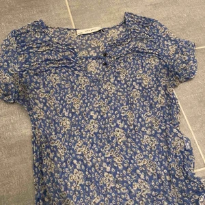  - Söt och somrig blus från Zara! Kan mötas på söder annars står köparen för frakt🥰