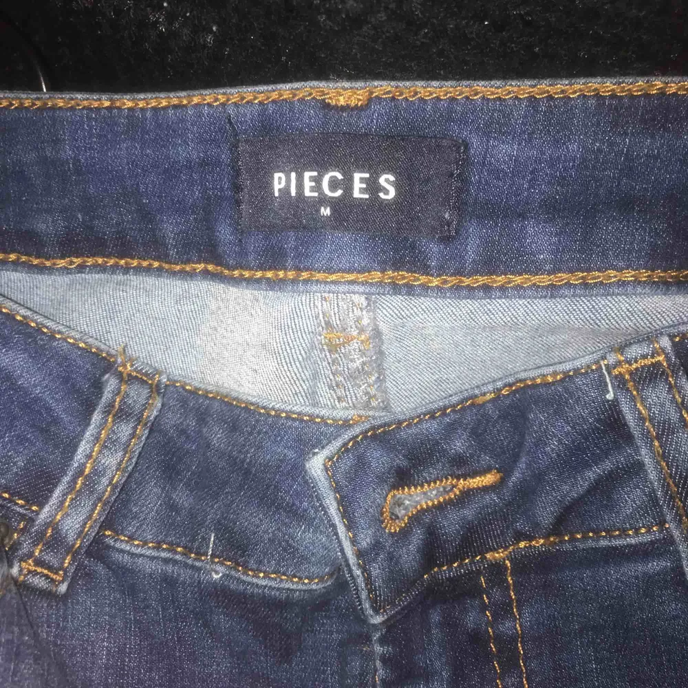Jeans från vero Moda med slitningar på båda knäna samt längst ner. Säljs för kommer inte till användning 🥰. Jeans & Byxor.