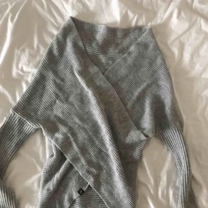  - Stickad tröja med omlott-rygg