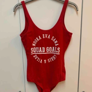  - Röd snygg body str s, 50 inkl frakt