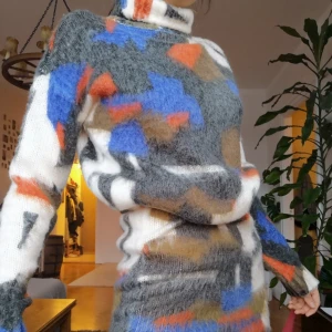  - Sjukt fint stickat sett från monki perfekt för vinterns olika festligheter och aldrig använd! Frakt ingår ej