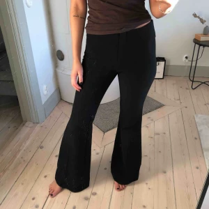  - Utsvänga svarta kostymbyxor från HM