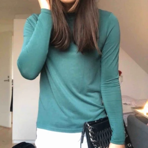  - Härlig grön färg. Skönt material. Grönt är helt enkelt skönt. Varför inte köpa!🧤